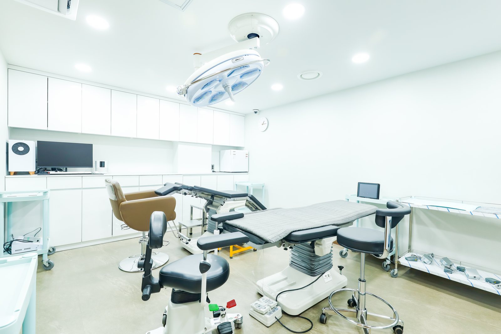 Treatment room, MONARA Dermatology Clinic